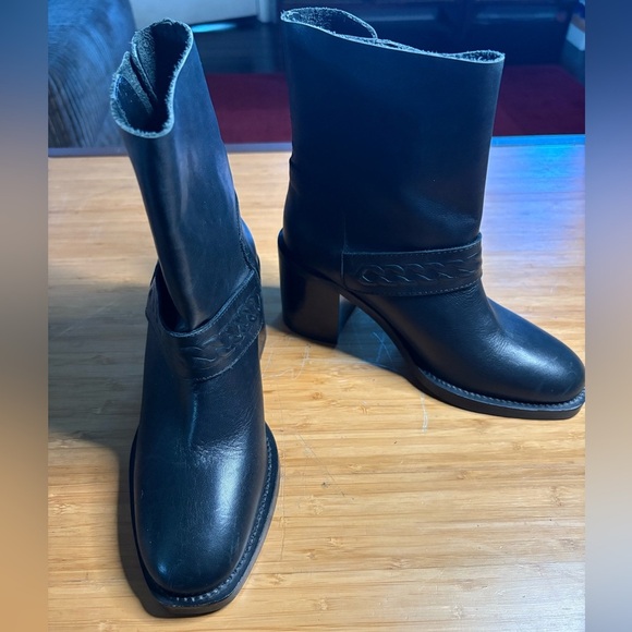 EUC Aquatalia- Evette Black Leather Women's Boots. Size 5 - Picture 1 of 8